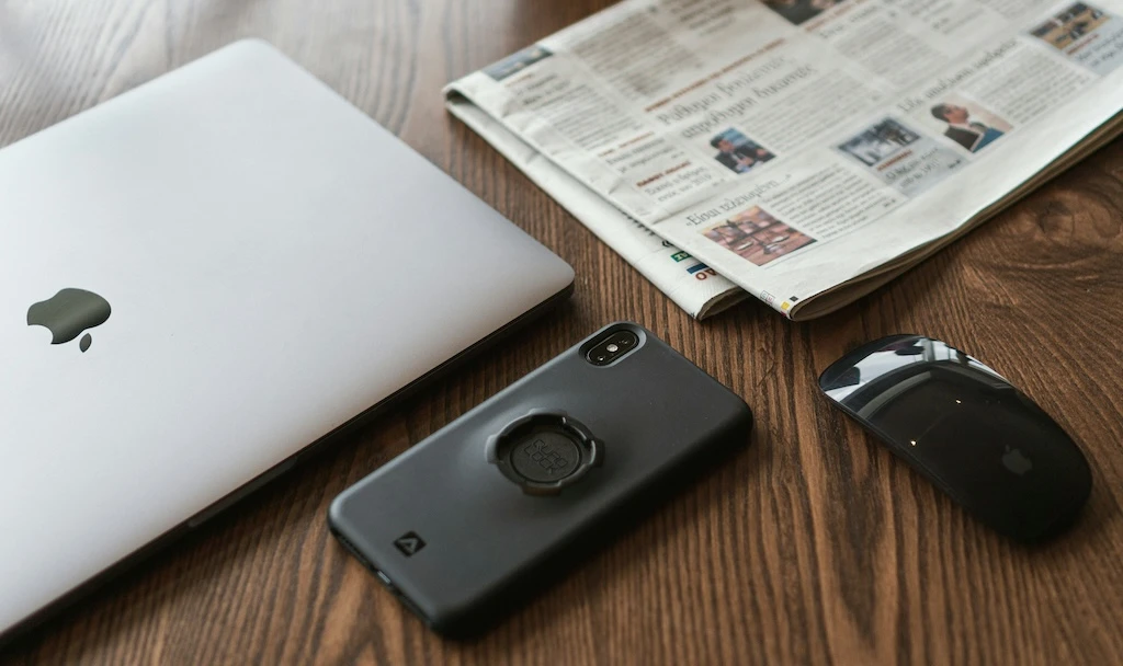 Laptop, Smartphone, Zeitungen: Wir bekommen so viele Nachrichten mit, wie nie zuvor.